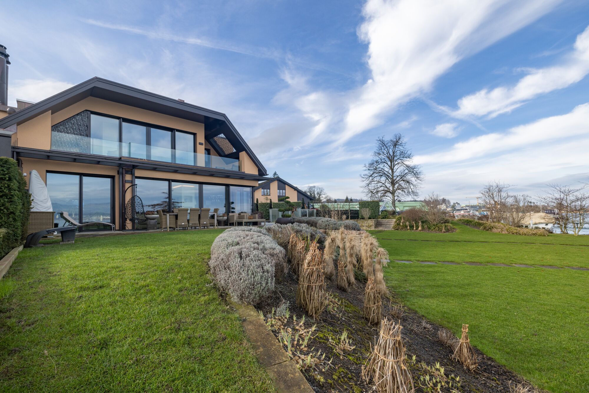 Modernes Einfamilienhaus mit Seeanstoss
