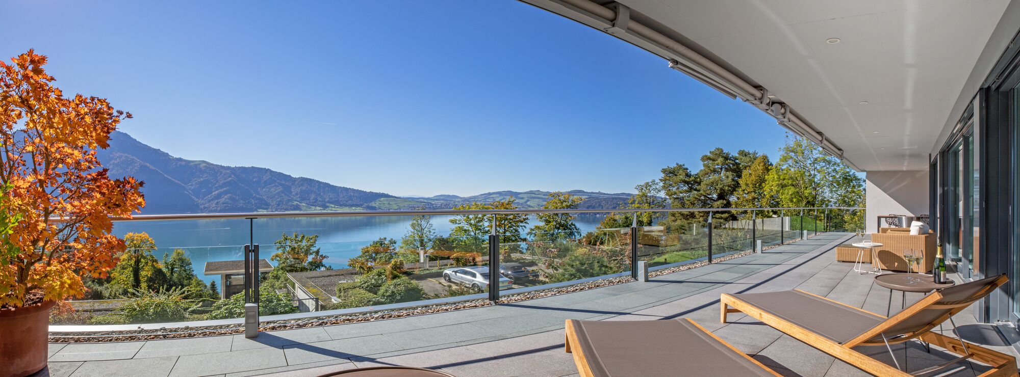Atemberaubende Panoramasicht über den Zugersee