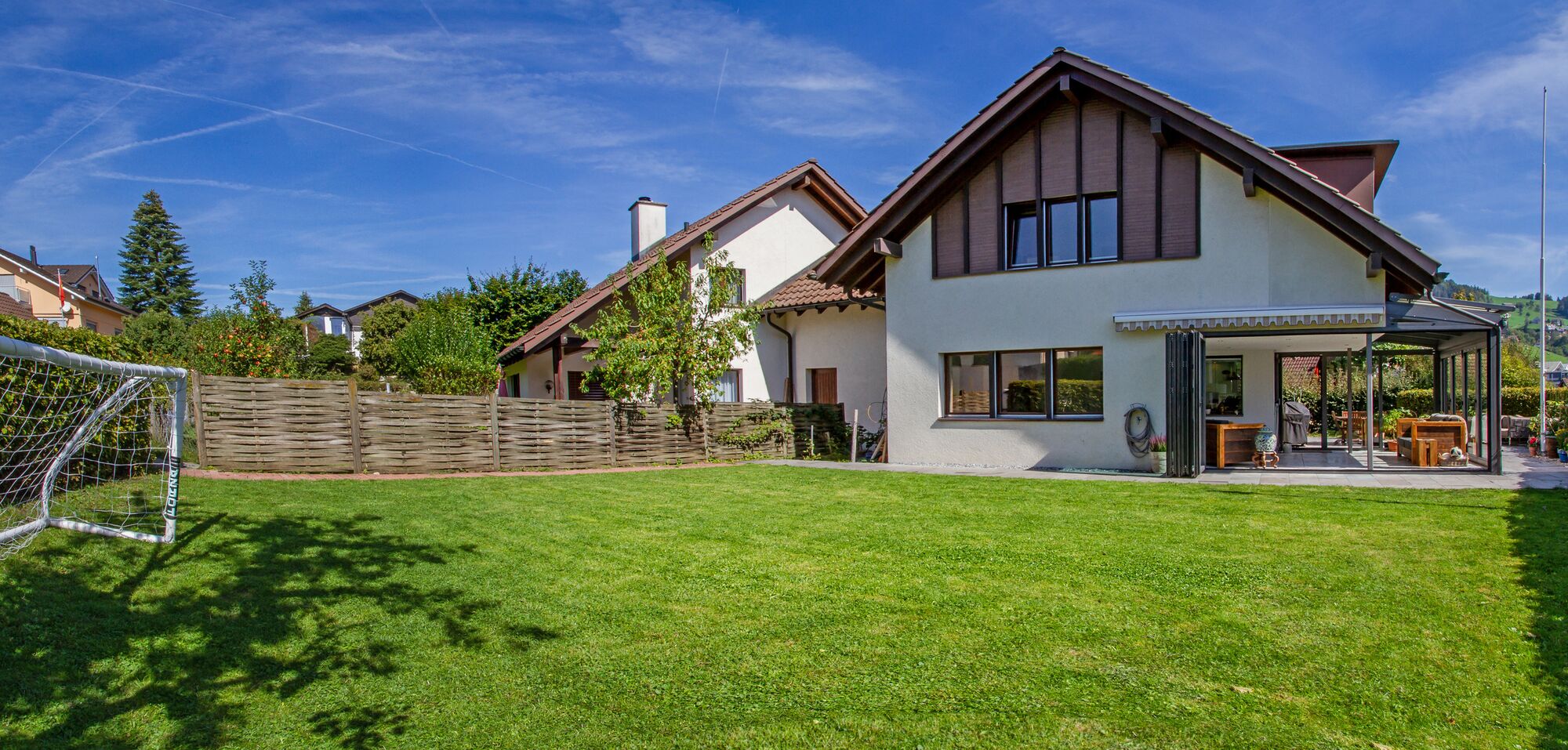 6.5-Zimmer Doppeleinfamilienhaus in Familienquartier